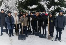 Ермишинские активисты «Движения первых» продолжают расчищать от снега территорию у памятных мест