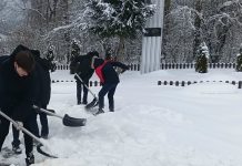 В Ермишинском округе волонтеры очистили от снега памятники