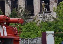 В Ермиши горит бывшее здание СПТУ